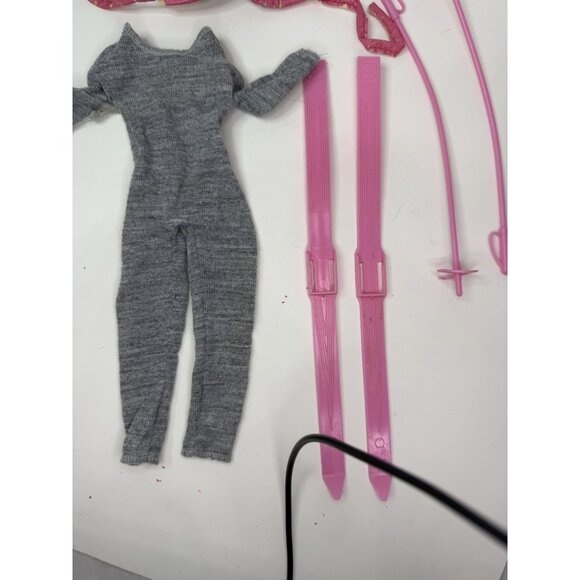 Vintage 1983 Ski Party Barbie Designer Collection #7079 Outfit Pink Skis & Poles - Picture 4 of 7